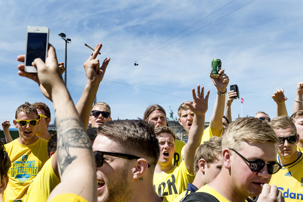 Du kan skrive en klumme om, hvorfor det er fedt at gå til en fodboldkamp.